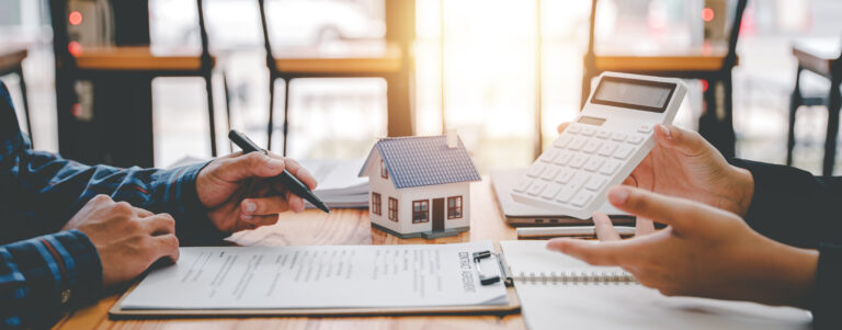 real estate agent Delivering sample homes to customers, mortgage loan contracts. Make a contract for hire purchase and sale of a house